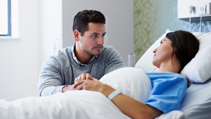 Ilustrasi pasangan muda yang memiliki anak lahir cacat. Foto: iStock Ilustrasi pasangan muda yang memiliki anak lahir cacat. Foto: iStock