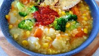 Biasanya jumlah beras yang dipakai sangat sedikit, lebih banyak sayurannya. Ditambah wortel dan brokoli juga enak. Ikan asinnya bisa ikan pethek. Foto : Instagram @keziasmithkitchen