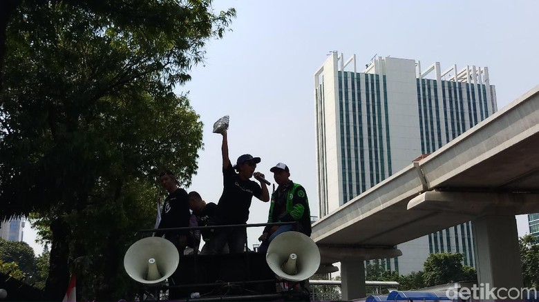 Massa Driver Gojek Kumpulkan Koin, Minta Bos Taksi Malaysia Didatangkan ke RI Massa Driver Gojek Kumpulkan Koin, Minta Bos Taksi Malaysia Didatangkan ke RI