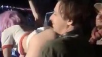 Ada sebuah video di mana Flume sedang mempertontonkan adegan seks di atas panggung. Dok. Twitter