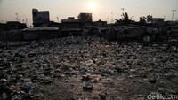 Sejumlah rumah panggung dengan bahan tripleks dan kayu berdiri di atas genangan air yang penuh tumpukan sampah di Kampung Bengek.