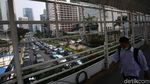 Antrean Panjang Kendaraan Masih Terlihat di Jalan Sudirman