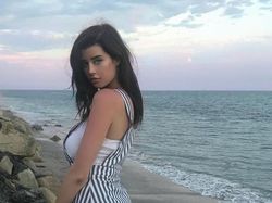 Dua Warna Bola Mata Model Cantik Bikin Netizen Kagum