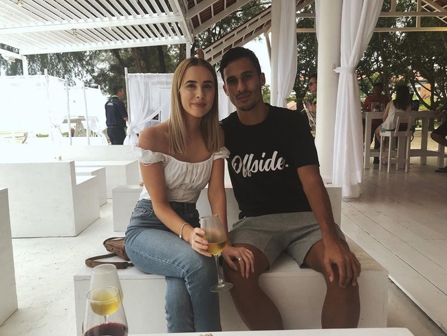 Tak hanya di lapangan sepakbola, pasangan muda ini pun kerap berbagi momen bersama saat menikmati liburan. Foto: Instagram @jennavivian_