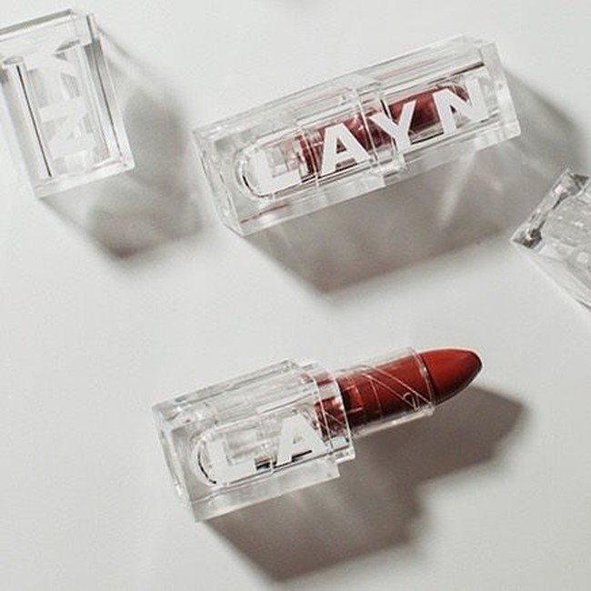 Varian warna cokelat yang lebih bervariasi bisa ditemukan dari brand Layn Cosmetics. Multi Lipstick yang bisa digunakan di kelopak mata dan pipi bertekstur creamy ini dapat dimiliki dengan Rp 150 ribu. Foto: Instagram