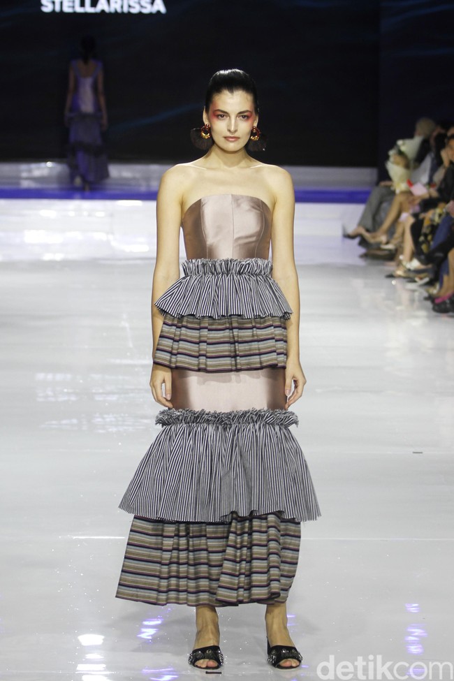 Desainer Stella Rissa memamerkan koleksi busana dari kain lurik Yogyakarta di ajang Jakarta Fashion & Food festival 2019. Hotel Harris. kelapa Gading. Jakarta. Senin [19/08/2019]. Foto: Mohammad Abduh/Wolipop