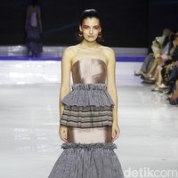 Desainer Stella Rissa memamerkan koleksi busana dari kain lurik Yogyakarta di ajang Jakarta Fashion & Food festival 2019. Hotel Harris. kelapa Gading. Jakarta. Senin [19/08/2019]. Foto: Mohammad Abduh/Wolipop