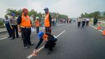 Suasana Olah TKP Pascatabrakan Beruntun di Tol Cipularang