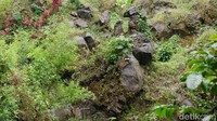 Sementara di bagian Selatan petilasan terdapat batu besar yang dikeramatkan. Batu tersebut dinamai Batu Agung Raka Putri. (Ardian Fanani/detikcom)