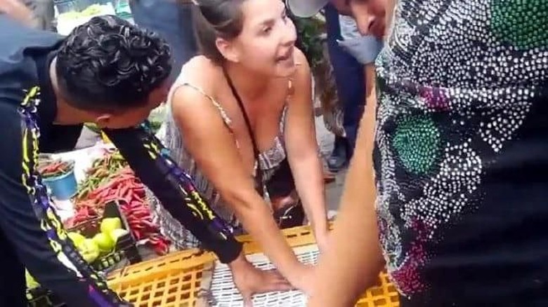 Turis wanita marah-marah lihat ayam dikurung di Maroko (Twitter) Turis wanita marah-marah lihat ayam dikurung di Maroko (Twitter)