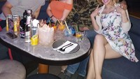 Sebelum menikahi Sajad, Medina berstatus sebagai janda. Ini momen seru kulineran malamnya bersama sang sahabat, Barbie Kumalasari. Foto: Instagram medinamoesa