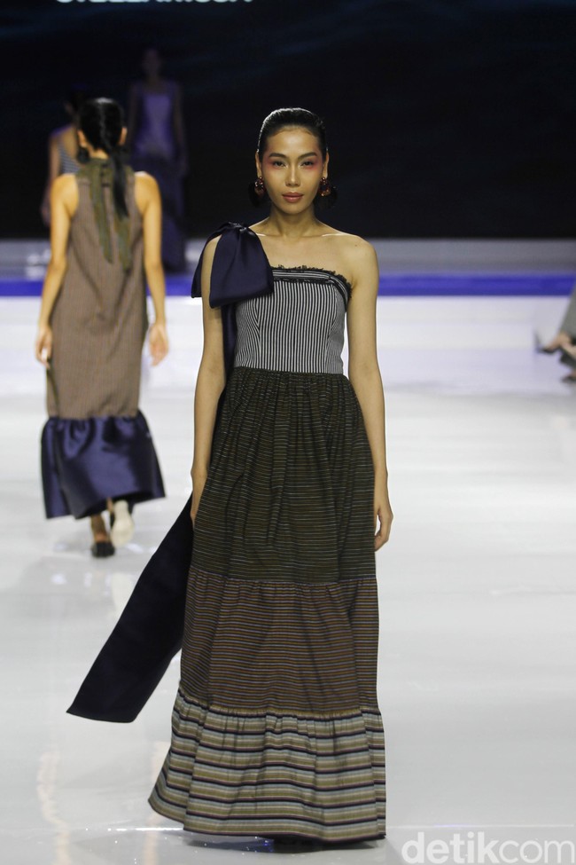 Desainer Stella Rissa memamerkan koleksi busana dari kain lurik Yogyakarta di ajang Jakarta Fashion & Food festival 2019. Hotel Harris. kelapa Gading. Jakarta. Senin [19/08/2019]. Foto: Mohammad Abduh/Wolipop