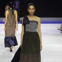 Desainer Stella Rissa memamerkan koleksi busana dari kain lurik Yogyakarta di ajang Jakarta Fashion & Food festival 2019. Hotel Harris. kelapa Gading. Jakarta. Senin [19/08/2019]. Foto: Mohammad Abduh/Wolipop