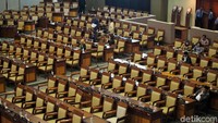 Sementara itu, RUU Pekerja Sosial sudah diajukan untuk dibahas sebagai prioritas nasional berdasarkan inisiatif DPR sejak 2009.