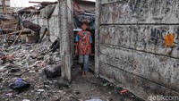 Lautan sampah itu membuat kawasan tersebut menjadi jorok.