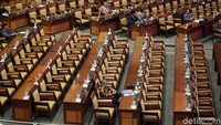 Agenda lainnya adalah penyampaian pandangan fraksi-fraksi atas RUU usul Badan Legislasi DPR tentang perubahan atas UU Nomor 12 Tahun 2011 tentang Pembentukan Peraturan Perundang-undangan dilanjutkan dengan pengambilan keputusan menjadi RUU usul DPR.
