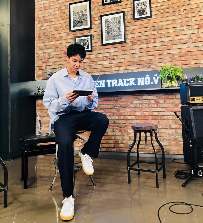 Dalam keseharian, pemain serial drama Vagabond tersebut tampak berpakaian lebih rapi dengen kemeja dan celana panjang. Foto: Instagram @leeseunggi.official