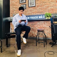 Dalam keseharian, pemain serial drama Vagabond tersebut tampak berpakaian lebih rapi dengen kemeja dan celana panjang. Foto: Instagram @leeseunggi.official