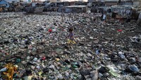 Sampah menumpuk di sekitar permukiman warga di Kampung Bengek, Selasa (3/9/2019).