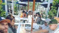 Seafood for lunch 🦀🦐, tulis Medina. Kala bersama keluarganya di New Zealand, mereka pilih makan siang dengan seafood segar. Foto: Instagram medinamoesa