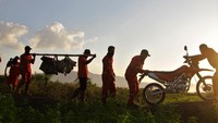 Petugas gabungan dari Polres Kolaka dan Manggala Agni Daerah Operasi Sulawesi Tenggara memindahkan mesin semprot menuju titik api lain di lokasi terbakarnya lahan gambut di Desa Wesalo, Kecamatan Lalolae, Kolaka Timur, Sulawesi Tenggara, Senin (2/9/2019). ANTARA FOTO/Jojon.