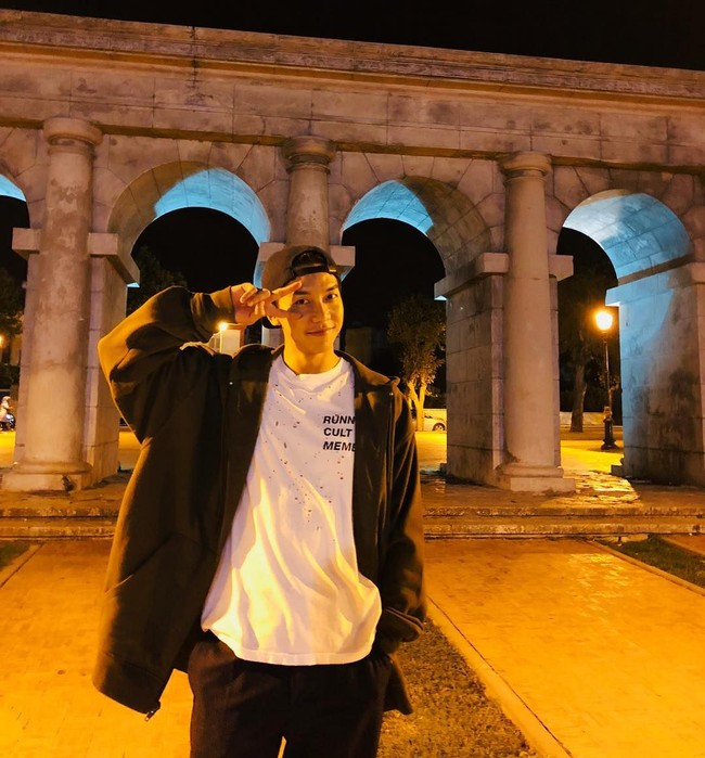 Lee Seung Gi pun sepertinya sedang syuting sebuah variety show baru yang juga dibintangi oleh aktor Taiwan Jasper Liu. Dilansir Osen, acara tersebut menampilkan keduanya traveling ke berbagai negara dan bertemu para fans mereka. Foto: Instagram @leeseunggi.official