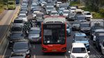Antrean Panjang Kendaraan Masih Terlihat di Jalan Sudirman
