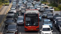 Selain itu, sejumlah proyek pembangunan yang terjadi di beberapa wilayah di Jakarta pun turut memberi andil terjadinya kemacetan lalu lintas. Tentunya ini bakal menyumbang polusi yang sangat besar di Jakarta.