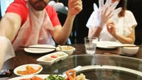 Bersama Sajad, ia siap-siap menyantap kepiting dengan bumbu bawang putih. Wah, Sajad saja kelihatan semangat banget nih! Foto: Instagram medinamoesa