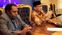 Dua anggota legislatif dari Fraksi PAN tersebut adalah anggota Komisi II dari Fraksi PAN Yandri Susanto dan anggota DPR RI asal Papua, John Siffy Mirin.