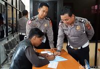 Penjual Cilok Buat SIM Pertama Seumur Hidup. 