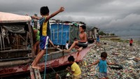 Penggunaan sachet tersebut pun bukan berarti minim risiko, salah satu risiko nyata dari meningkatnya penggunaan sachet adalah meningkatnya sampah plastik yang berdampak buruk bagi lingkungan.
