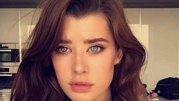 Ia mengatakan beda warna pada mata tidak menjadi masalah. Enggak masalah, cuman kadar sel melanosit dia enggak sebanyak orang yang matanya coklat, ujarnya.