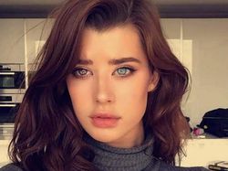 Dua Warna Bola Mata Model Cantik Bikin Netizen Kagum