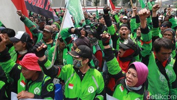 Mereka rupanya protes terhadap pernyataan bos Big Blue Taxi, perusahaan taksi Malaysia.