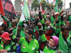 Massa Driver Gojek Demo di Depan Kedubes Malaysia