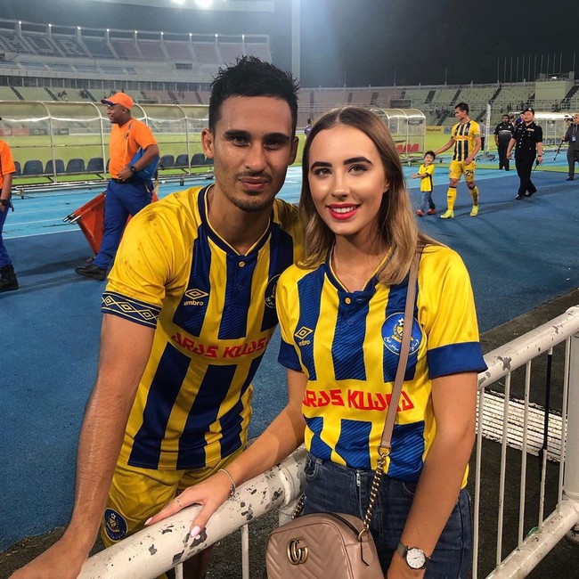 Jenna kerap berbagi momen mesra bersama kekasihnya. Salah satunya saat Jenna berbagi fotonya bersama Matthew di lapangan sepakbola dengan keterangan romantis. right next to u 👊💖, begitu tulis Jenna di Instagram. Foto: Instagram @jennavivian_