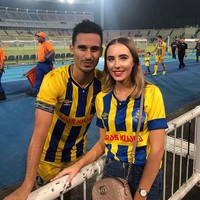 Jenna kerap berbagi momen mesra bersama kekasihnya. Salah satunya saat Jenna berbagi fotonya bersama Matthew di lapangan sepakbola dengan keterangan romantis. right next to u 👊💖, begitu tulis Jenna di Instagram. Foto: Instagram @jennavivian_