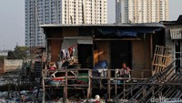 Suku Dinas Lingkungan Hidup (Sudin LH) Jakarta Utara menerima laporan adanya sampah berserakan di pemukiman warga di Kampung Bengek, Penjaringan, Jakarta Utara.