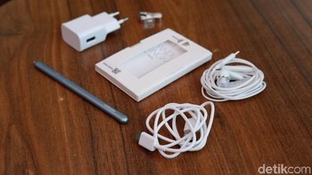 neka aksesori yang disertakan dalam paket penjualan. Ada kabel data USB Type C, charger, buku petunjuk, jarum pembuka slot SIM Card, earphone, S Spen, pengait membuka S Pen. Foto: Adi Fida Rahman/detikINET