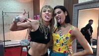 Atau saat bersama Miley Cyrus usai konser. Dok. Instagram/dualipa