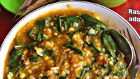 Yang ini buburnya komplet pakai jagung manis, aneka sayuran daun dan disantap dengan ikan asin dan sambal. Siapa mau? Foto : Instagram @dhikanov