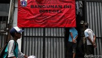 Penyegelan dilakukan oleh Suku Dinas Cipta Karya, Tata Ruang, dan Pertahanan (Citata) Jakpus.