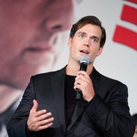 Sang Superman Henry Cavill juga mengalami heterochromia. Mata kirinya berwarna paduan hijau dan cokelat. Sementara mata kanannya hijau. Foto: Christopher Jue/Getty Images