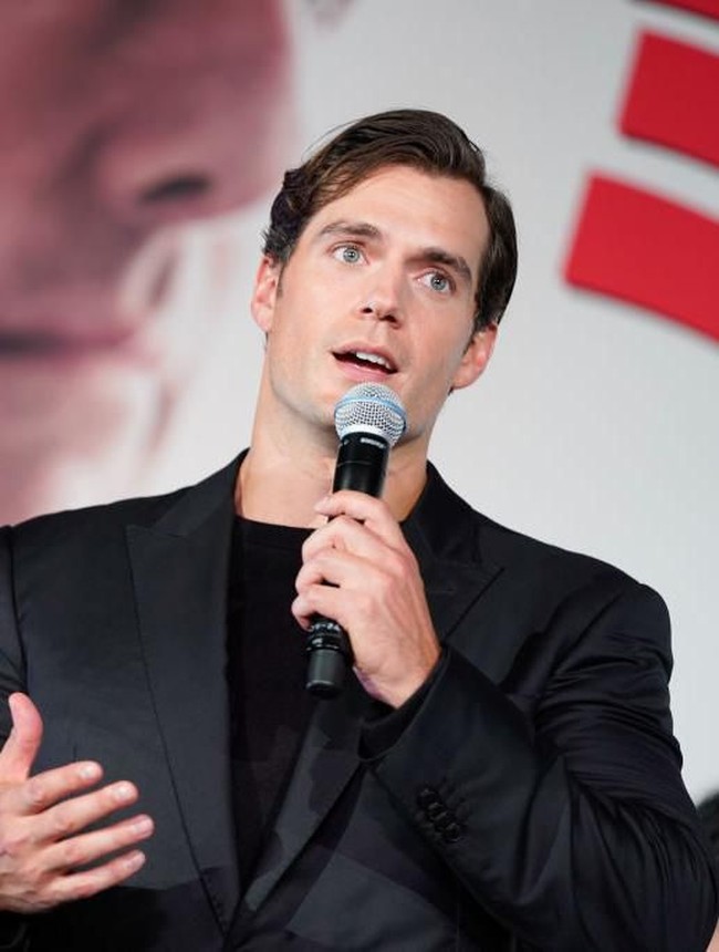 Sang Superman Henry Cavill juga mengalami heterochromia. Mata kirinya berwarna paduan hijau dan cokelat. Sementara mata kanannya hijau. Foto: Christopher Jue/Getty Images