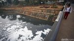 Busa Putih Kembali Cemari Aliran Kanal Banjir Timur