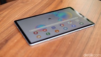 Tablet ini hadir dengan layar AMOLED dengan bentangan 10,5 inch dan 2056 x 1600 pixel. Foto: Adi Fida Rahman/detikINET