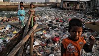 Kurang-lebih luas lahan yang tercemar sampah mencapai 2 hektar dari total luas lahan 6 hektar.