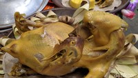 Sajian nasi liwet khas Solo semakin enak dengan tambahan ayam goreng khas ini. Ayamnya disuwir-suwir terlebih dulu sebelum disajikan Foto: Devi S. Lestari/detikFood