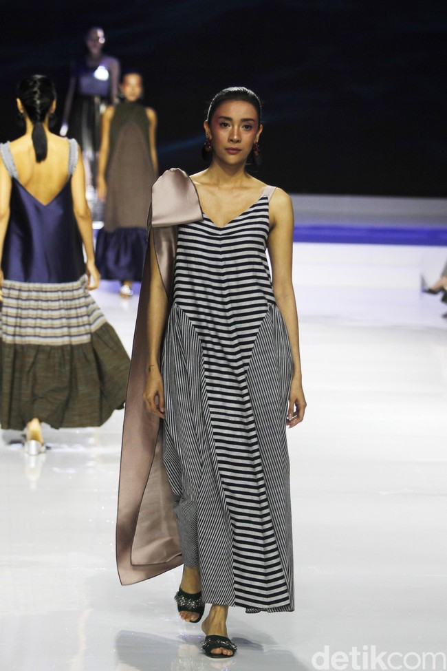 Desainer Stella Rissa memamerkan koleksi busana dari kain lurik Yogyakarta di ajang Jakarta Fashion & Food festival 2019. Hotel Harris. kelapa Gading. Jakarta. Senin [19/08/2019]. Foto: Mohammad Abduh/Wolipop